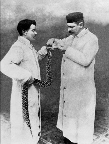 Витал Бразил (1865-1950) отбирает яд змеи-носорога уруту