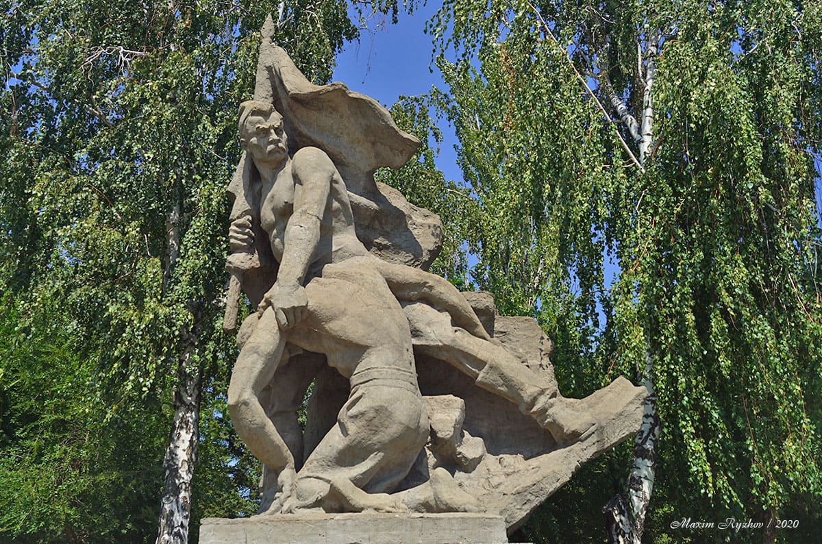Скульптура "Знаменосец" на Мамаевом Кургане