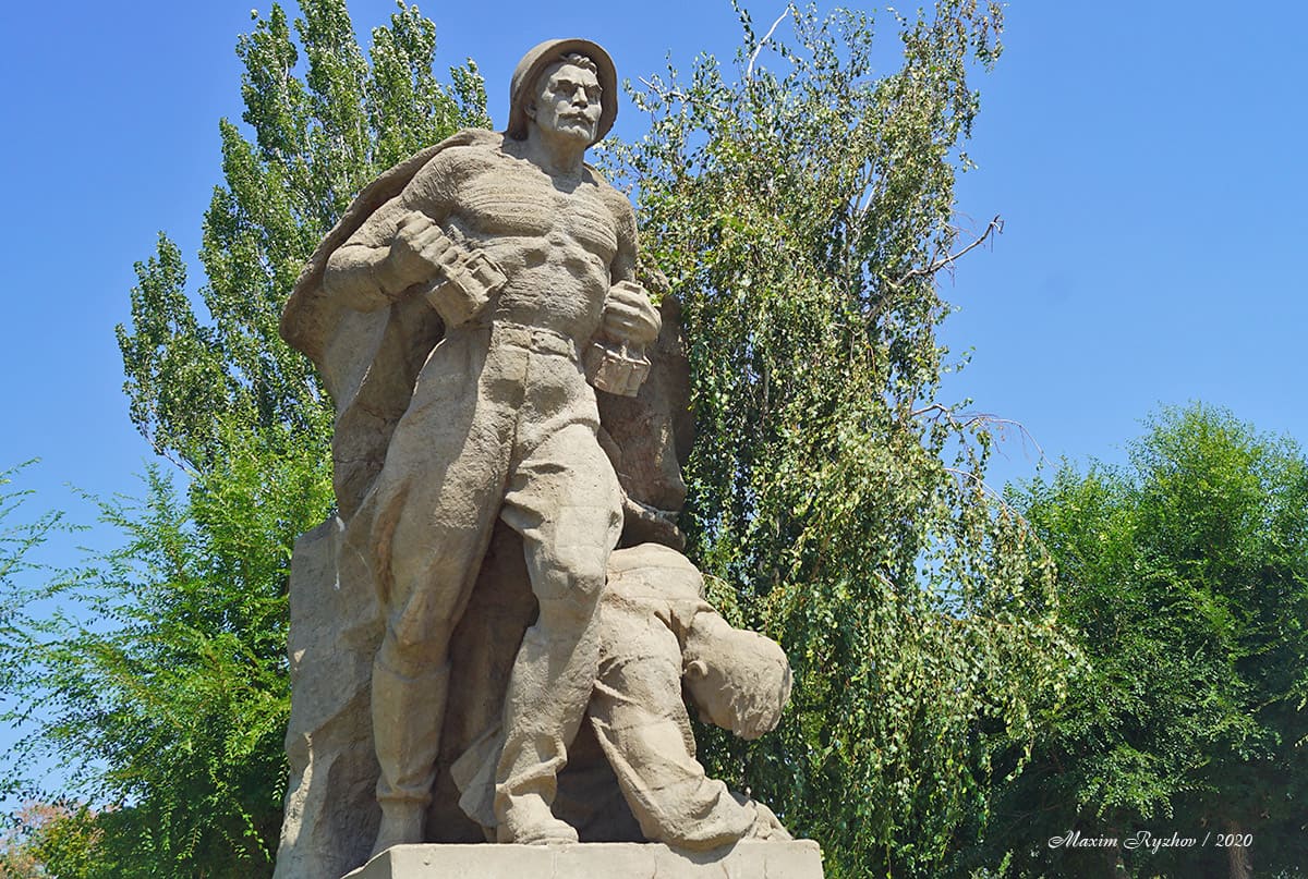 Скульптура "Моряк" на Мамаевом Кургане
