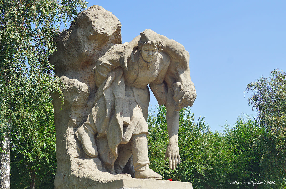 Скульптура "Санитарка" на Мамаевом Кургане