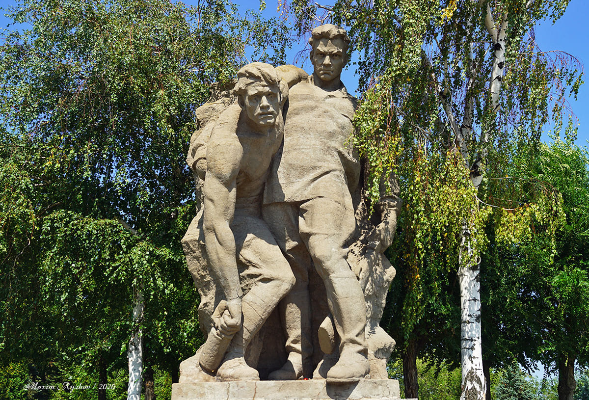 Скульптура «Выстояв, мы победили смерть» на Мамаевом Кургане